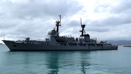 Cận cảnh tàu chiến Philippines thăm Cam Ranh - Ảnh 1.
