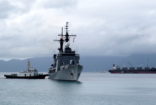 Cận cảnh tàu chiến Philippines thăm Cam Ranh - Ảnh 2.