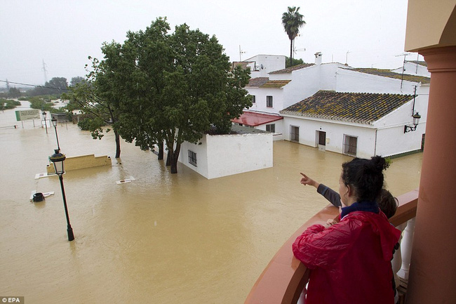 Chùm ảnh: Trận lụt khủng khiếp nhất suốt 27 năm qua ở Tây Ban Nha - Ảnh 1.