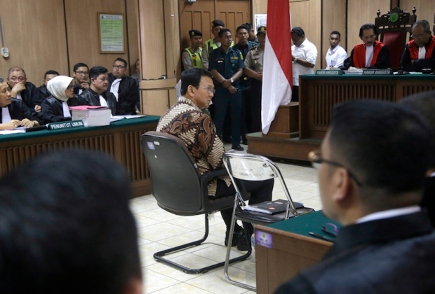 Indonesia xử vụ báng bổ kinh Koran: Thị trưởng gốc Hoa khóc lóc trước tòa, không nhận tội - Ảnh 1.
