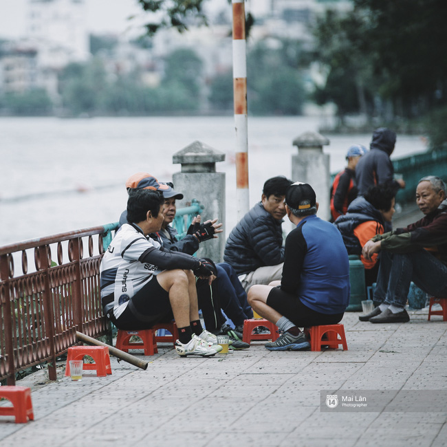 Trà đá vỉa hè Hà Nội: Thứ đồ uống rẻ tiền dễ mua, lại dễ khiến người ta quên đi bao lo toan vội vã - Ảnh 2.