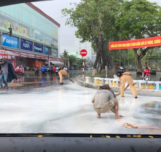 Hành động lạ của CSGT giữa trời mưa tầm tã khiến nhiều người suy ngẫm - Ảnh 3.