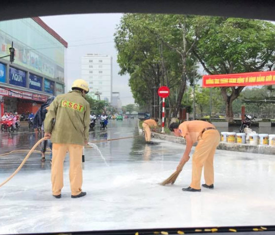 Hành động lạ của CSGT giữa trời mưa tầm tã khiến nhiều người suy ngẫm - Ảnh 4.