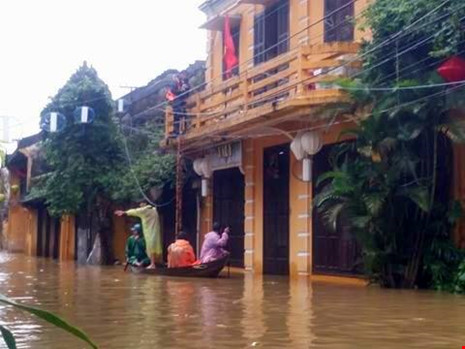 Hội An: Cấm chủ ghe chở khách du lịch trong mùa lũ - Ảnh 1.