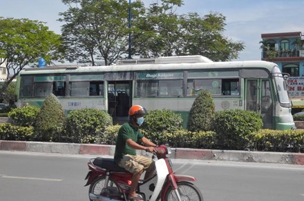 Xe buýt bất ngờ cháy ngùn ngụt, hàng chục hành khách hốt hoảng tháo chạy ở TP.HCM - Ảnh 1.