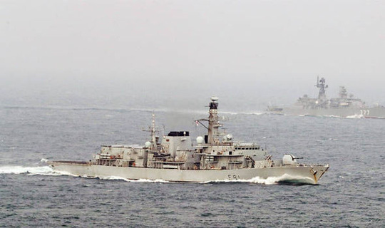 Tàu chiến NATO kè sát khu trục Nga qua vùng biển Anh - Ảnh 1.