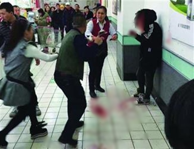 Trung Quốc: Liên mồm mắng chửi, khách hàng bị nữ thu ngân đấm vỡ mặt - Ảnh 1.