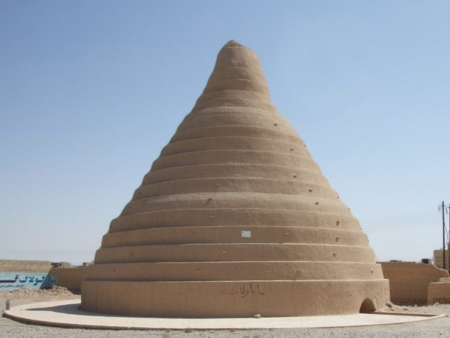Nằm giữa sa mạc nóng cháy, đây chính là chiếc tủ lạnh 2.400 năm tuổi có thể giữ được cả băng đá - Ảnh 1.