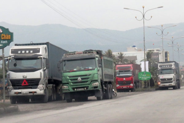 Thanh tra giao thông bị “chim lợn” vây, giải cứu xe quá tải - Ảnh 1.