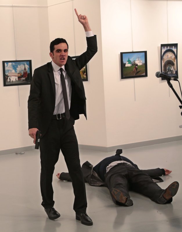 Đại sứ Nga tại Thổ Nhĩ Kỳ bị bắn gục từ sát sau lưng - Ảnh 3.