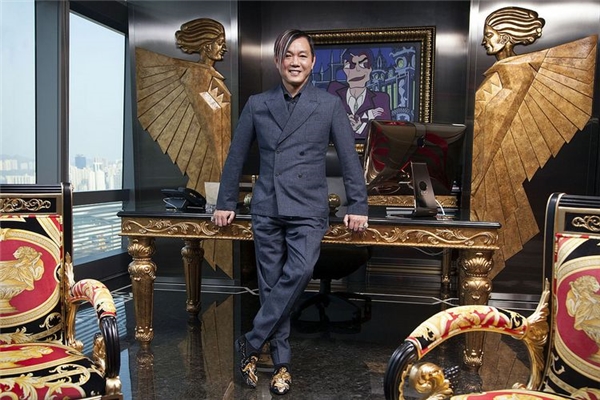 Ngỡ ngàng nhan sắc lệch pha của vợ chồng tỷ phú giàu nhất Macau - Ảnh 1.