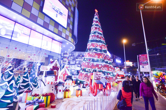 Chùm ảnh: Không khí Giáng Sinh đã ngập tràn khắp các ngõ phố Hà Nội - Ảnh 2.