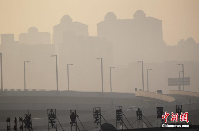 Trung Quốc: Ô nhiễm không khí tới nỗi học sinh ngồi thi ngoài sân trường khỏi cần giám thị - Ảnh 1.