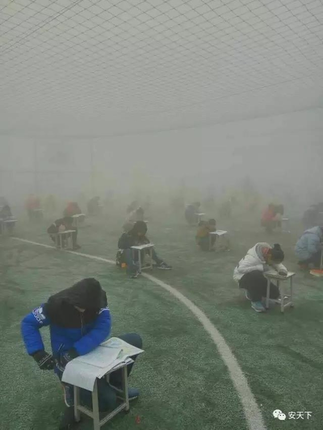 Trung Quốc: Ô nhiễm không khí tới nỗi học sinh ngồi thi ngoài sân trường khỏi cần giám thị - Ảnh 2.