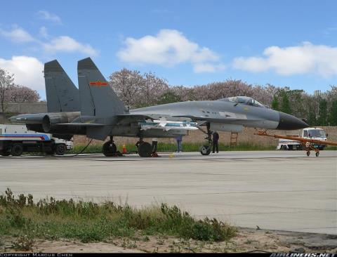  Một chiếc Su-35 hạ cả phi đội tiêm kích J-11 của Trung Quốc - Ảnh 1.