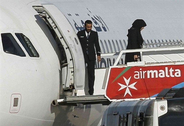 Vụ cướp máy bay Libya: Không tặc bất ngờ tự nguyện đầu hàng - Ảnh 4.