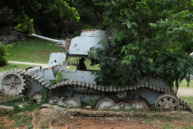 Xác máy bay, tàu chiến nằm la liệt tại hòn đảo thiên đường ở Thái Bình Dương - Ảnh 6.