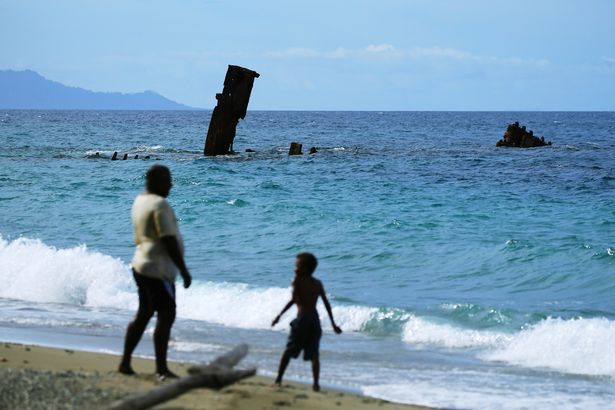 Xác máy bay, tàu chiến nằm la liệt tại hòn đảo thiên đường ở Thái Bình Dương - Ảnh 8.