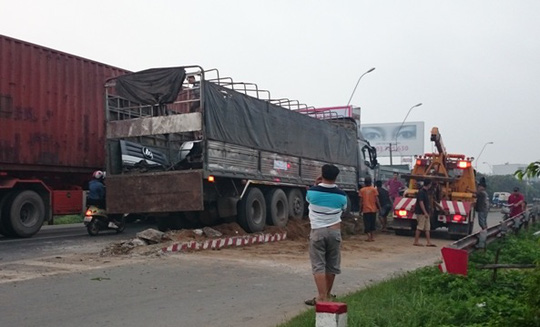 Xe tải cày nát dải phân cách cứng gần Cầu Voi - Ảnh 2.