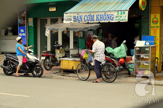 Chỉ có ở Sài Gòn: Lạ đời con phố bán cơm trắng đựng trong túi nilon, ai cũng chỉ mong lời ít thôi - Ảnh 1.