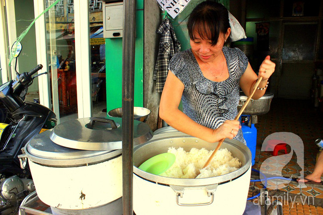 Chỉ có ở Sài Gòn: Lạ đời con phố bán cơm trắng đựng trong túi nilon, ai cũng chỉ mong lời ít thôi - Ảnh 2.