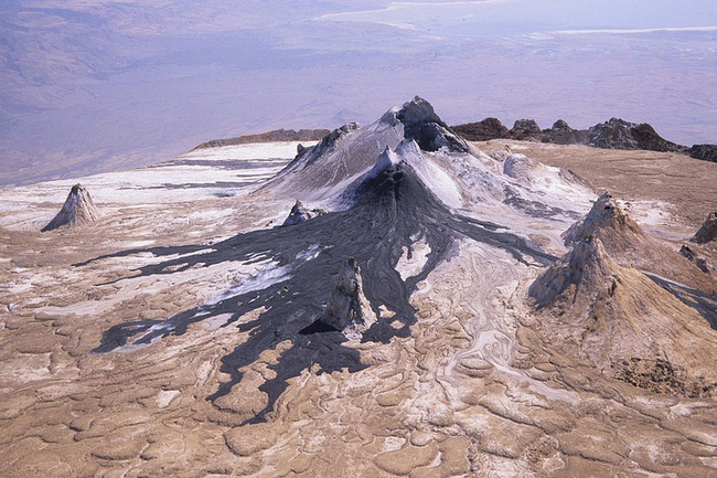 Ngã vào dung nham vẫn có thể sống sót - Điều xảy ra duy nhất tại ngọn núi lửa lạnh nhất thế giới này - Ảnh 2.