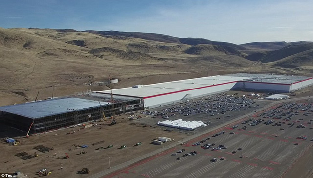 Lại thêm những hình ảnh nóng hôi hổi về siêu nhà máy của Elon Musk - Ảnh 1.