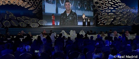 Ronaldo khiến Barca TÁI MẶT với bài phát biểu khi nhận giải thưởng danh giá - Ảnh 1.