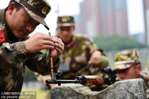 Mục kích bài tập siêu dị của lính bắn tỉa Trung Quốc - Ảnh 2.