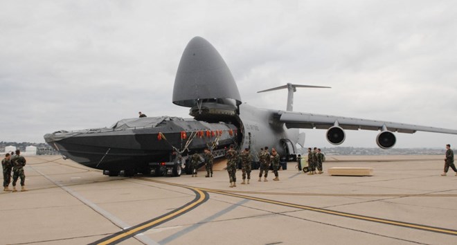 Cận cảnh máy bay vận tải quân sự khổng lồ của Không quân Mỹ - Ảnh 10.