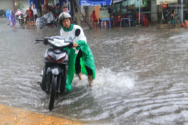Sau Hà Nội, đến lượt người dân Đà Nẵng dắt xe bì bõm trong dòng nước ngập sau mưa - Ảnh 9.