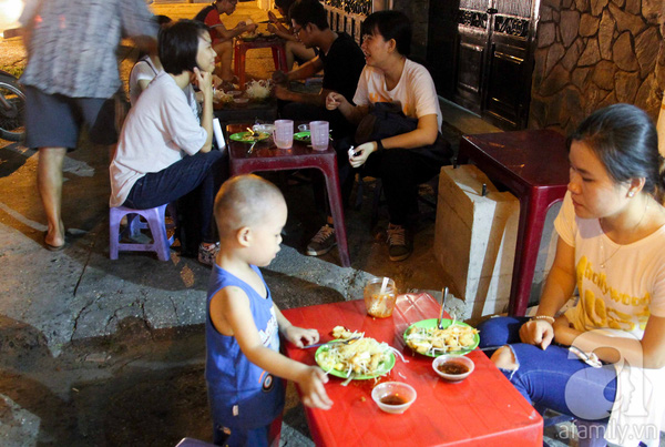 Không có hè, cũng chẳng có Tết thiếu nhi, những đứa trẻ này vẫn hồn nhiên mưu sinh giữa dòng đời - Ảnh 10.