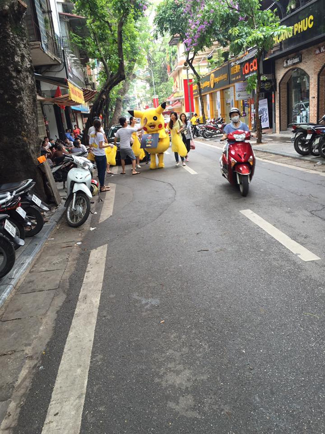 Thanh niên mặc đồ Pikachu giơ bảng dừng xe tắt máy khi đèn đỏ, bị tông ngã dúi dụi - Ảnh 11.