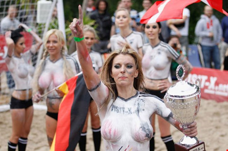 Nóng bỏng trận đấu cổ vũ Euro 2016 bằng body painting  - Ảnh 10.