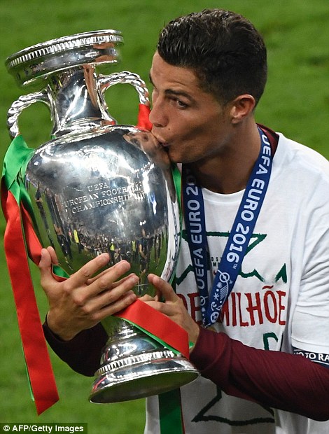 Ronaldo: Khóc lóc rời sân rồi cực yêu khi cướp quyền chỉ đạo - Ảnh 22.