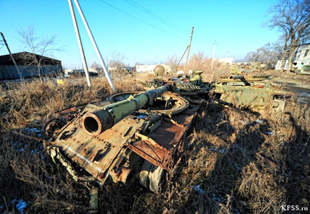 Chùm ảnh đẹp long lanh chụp bên trong “nghĩa địa” xe tăng ở Nga - Ảnh 10.