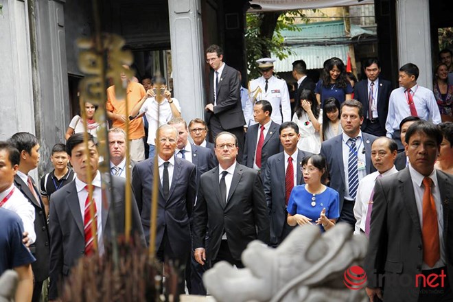 Hình ảnh Tổng thống Pháp dạo phố cổ Hà Nội cùng giáo sư Ngô Bảo Châu - Ảnh 9.
