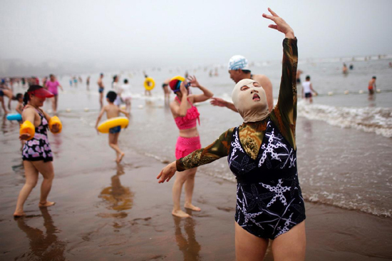 Dân Trung Quốc mặc đồ bơi đi biển trông như đi diễn tuồng - Ảnh 10.