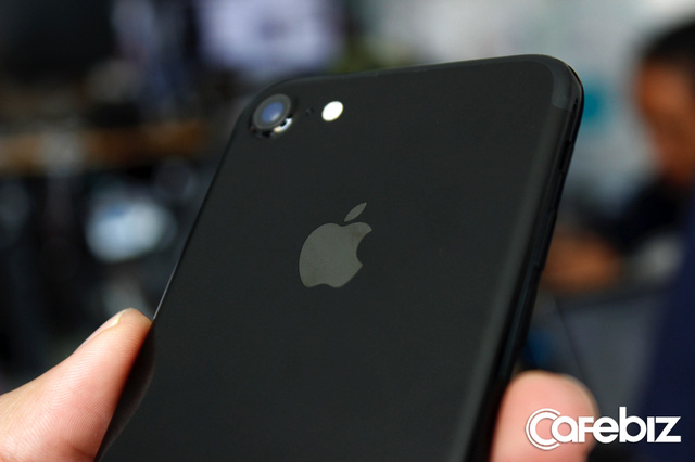 Ngắm iPhone 7 đen doanh nhân giá 34 triệu: Bóng bảy, sang trọng, nhưng toàn bám vân tay - Ảnh 10.