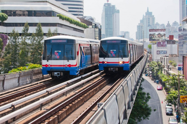 Cây xanh mọc um tùm, đẹp mắt dưới gầm đường sắt trên cao ở nhiều nước trên thế giới - Ảnh 10.