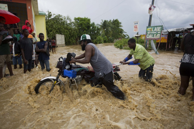 Những hình ảnh đau thương ở Haiti sau cơn bão mặt quỷ Matthew - Ảnh 10.