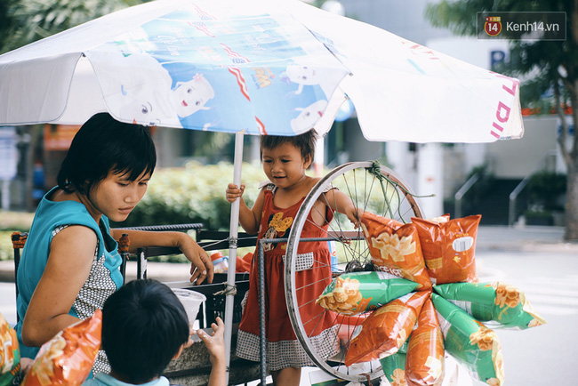 3 đứa trẻ trên chiếc xe hàng rong cùng mẹ mưu sinh khắp đường phố Sài Gòn - Ảnh 10.