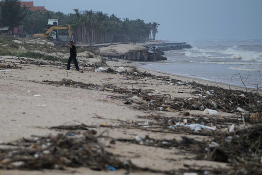 Sau lũ, rác thải ngập bờ biển Quảng Bình - Ảnh 11.