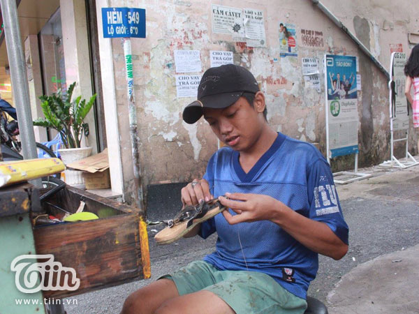 Cận cảnh quán sửa giày miễn phí của cậu bé nghèo giữa Sài Gòn - Ảnh 11.