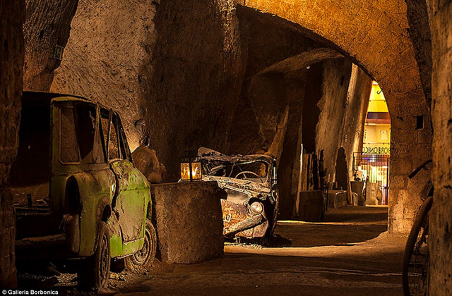 Đường hầm thoát hiểm của nhà vua thế kỷ 19 thành “bảo tàng xe cổ” thu hút khách du lịch - Ảnh 11.