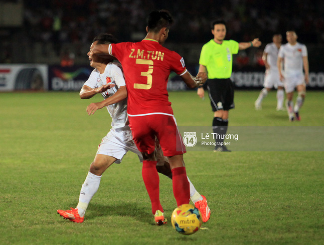 Myanmar đánh nguội, kẹp cổ, chơi xấu đội tuyển Việt Nam như thế này đây - Ảnh 11.
