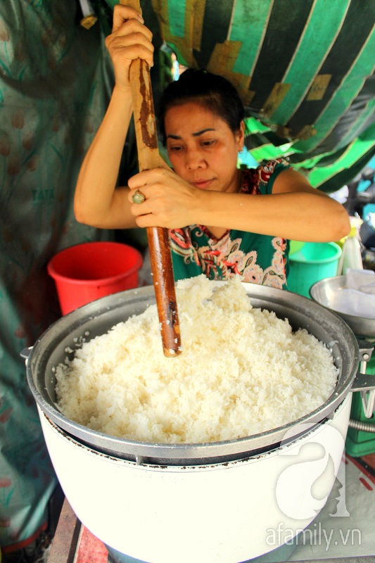 Chỉ có ở Sài Gòn: Lạ đời con phố bán cơm trắng đựng trong túi nilon, ai cũng chỉ mong lời ít thôi - Ảnh 11.