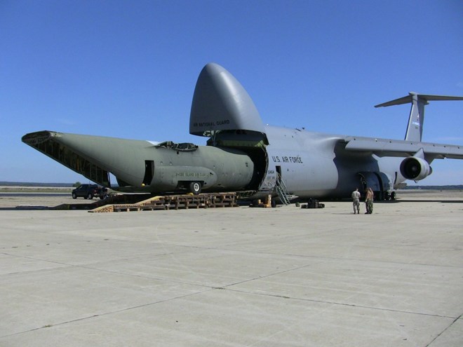 Cận cảnh máy bay vận tải quân sự khổng lồ của Không quân Mỹ - Ảnh 11.