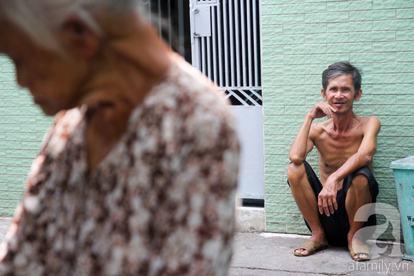 Tấm lưng còng của mẹ già 81 tuổi bán hàng rong, ngủ ngoài đường lo tiền chữa bệnh cho con - Ảnh 11.