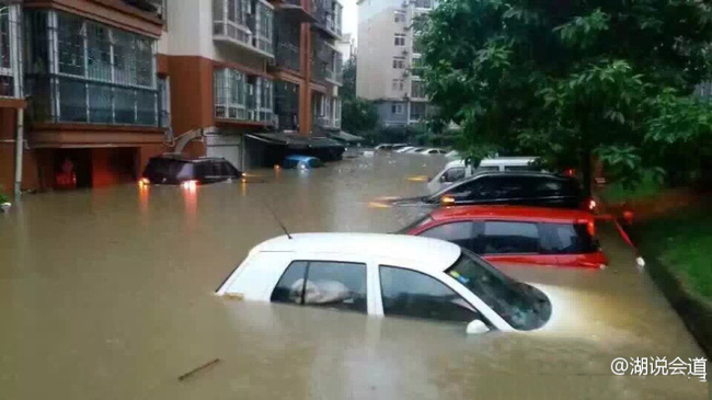 Chùm ảnh: Cảnh tượng lụt lội khủng khiếp ở Trung Quốc - Ảnh 11.